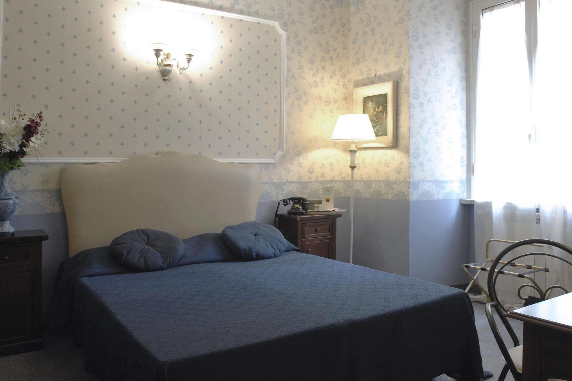 Elyse' Hotel